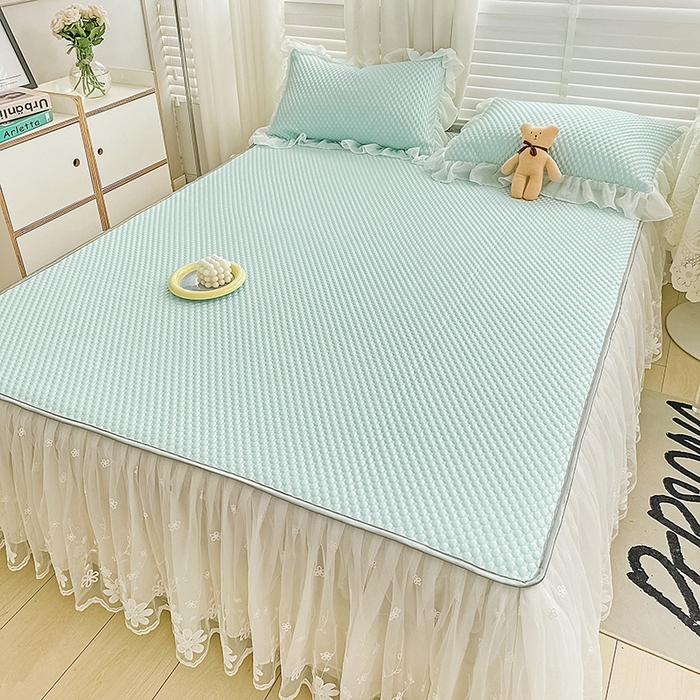 91家纺网 家纺一手货源 找家纺 罗艺轩 2024新款抗菌高克重双层复合床裙款豆豆席三件套 倾城雅韵 水绿