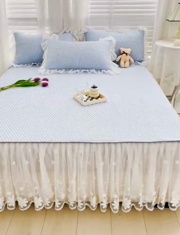 91家纺网 家纺一手货源 找家纺 罗艺轩 2024新款抗菌高克重双层复合床裙款豆豆席三件套 倾城雅韵 蓝色