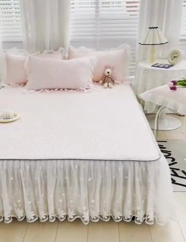 91家纺网 家纺一手货源 找家纺 罗艺轩 2024新款抗菌高克重双层复合床裙款豆豆席三件套 倾城雅韵 樱花粉