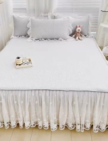 91家纺网 家纺一手货源 找家纺 罗艺轩 2024新款抗菌高克重双层复合床裙款豆豆席三件套 倾城雅韵 高级灰