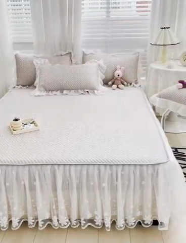 91家纺网 家纺一手货源 找家纺 罗艺轩 2024新款抗菌高克重双层复合床裙款豆豆席三件套 倾城雅韵 咖色