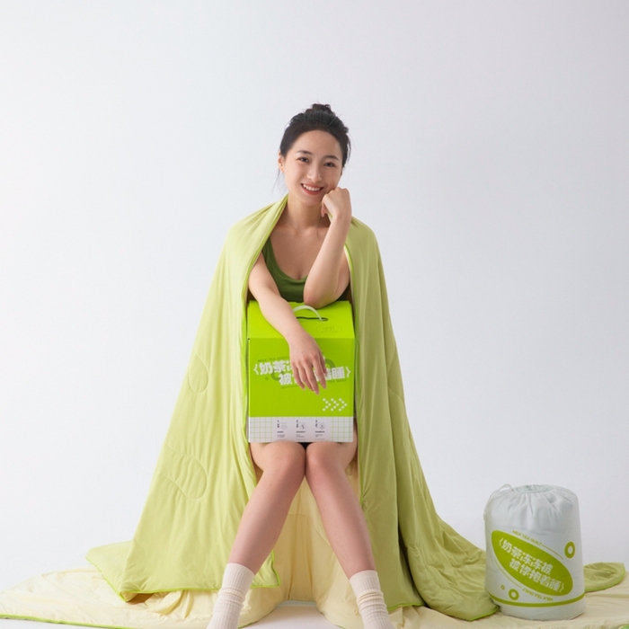 91家纺网 家纺一手货源 找家纺 乐视家纺 2024新款双面凉感被奶茶被模特图+买家秀 奶茶冻冻被-果绿