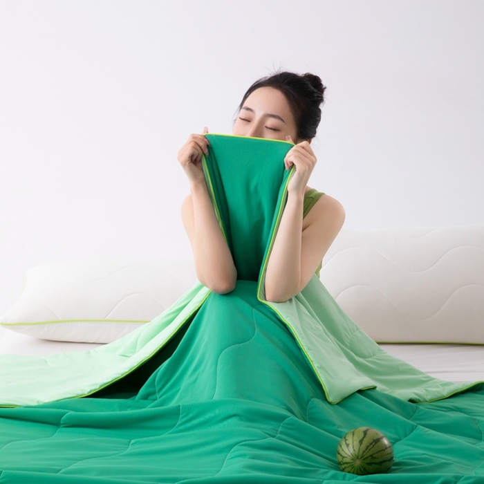 91家纺网 家纺一手货源 找家纺 乐视家纺 2024新款双面凉感被奶茶被模特图+买家秀 奶茶冻冻被-翡绿