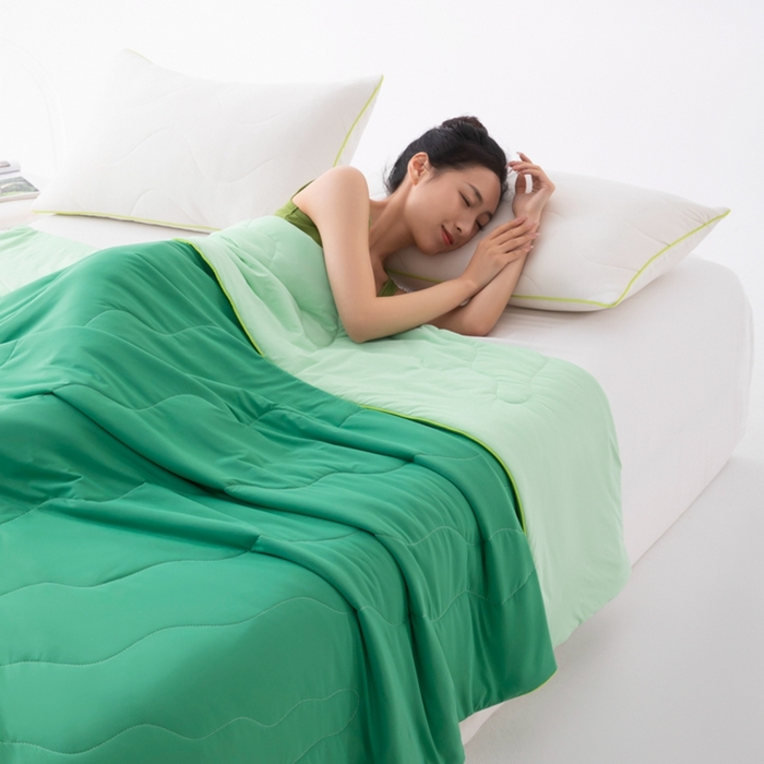 91家纺网 家纺一手货源 找家纺 乐视家纺 2024新款双面凉感被奶茶被模特图+买家秀 奶茶冻冻被-翡绿