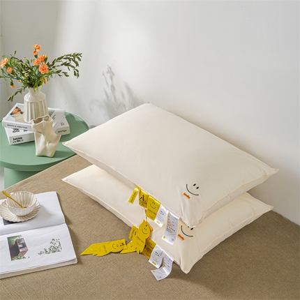 91家纺网 家纺一手货源 找家纺 麦肯锡 2023新款微笑生活羽丝绒枕 枕头枕芯48*74cm 风格一 微笑生活单边羽丝绒