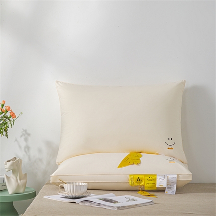 91家纺网 家纺一手货源 找家纺 麦肯锡 2023新款微笑生活羽丝绒枕 枕头枕芯48*74cm 风格一 微笑生活立体羽丝绒