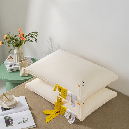 91家纺网 家纺一手货源 找家纺 麦肯锡 2023新款微笑生活羽丝绒枕 枕头枕芯48*74cm 风格二 微笑生活立体羽丝绒