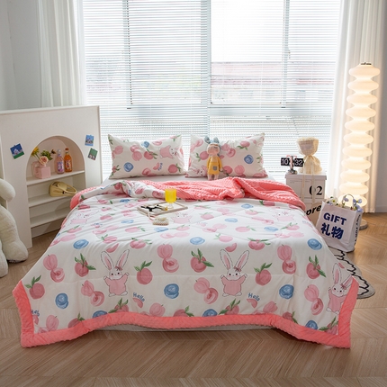 91家纺网 家纺一手货源 找家纺 简宜家居 2023新款全棉豆豆绒夏被 桃桃兔