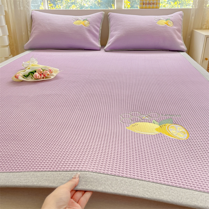 91家纺网 家纺一手货源 找家纺 鑫钰 2023新款凉感豆豆冰丝凉席 冰柠檬-华夫格紫（床席款）