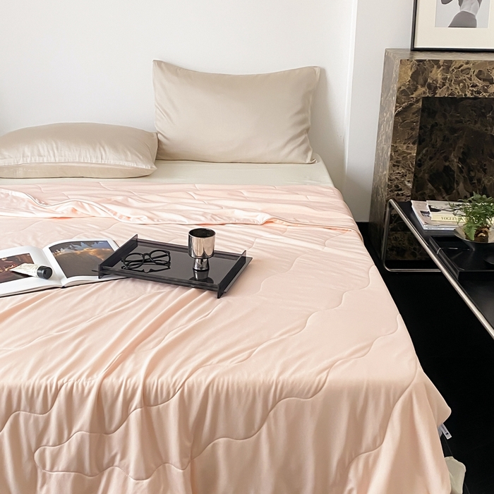 91家纺网 家纺一手货源 找家纺 西西家居 2023新款纯色凉感丝夏被 冰桃粉