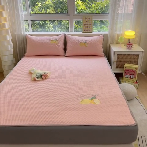 91家纺网 家纺一手货源 找家纺 鑫钰 2023新款凉感豆豆冰丝凉席 冰柠檬-冰豆豆粉（床笠款）