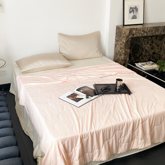 91家纺网 家纺一手货源 找家纺 西西家居 2023新款纯色凉感丝夏被 冰桃粉