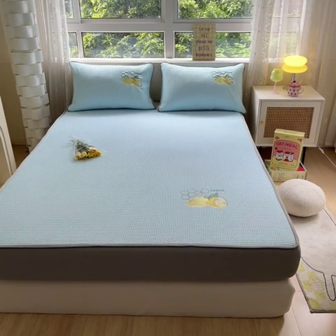 91家纺网 家纺一手货源 找家纺 鑫钰 2023新款凉感豆豆冰丝凉席 冰柠檬-华夫格蓝（床笠款）