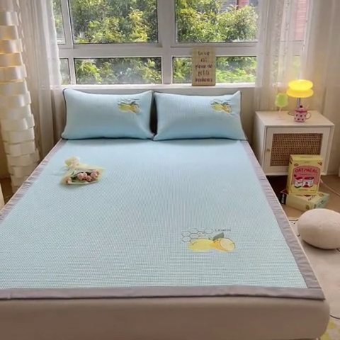 91家纺网 家纺一手货源 找家纺 鑫钰 2023新款凉感豆豆冰丝凉席 冰柠檬-华夫格蓝（床席款）