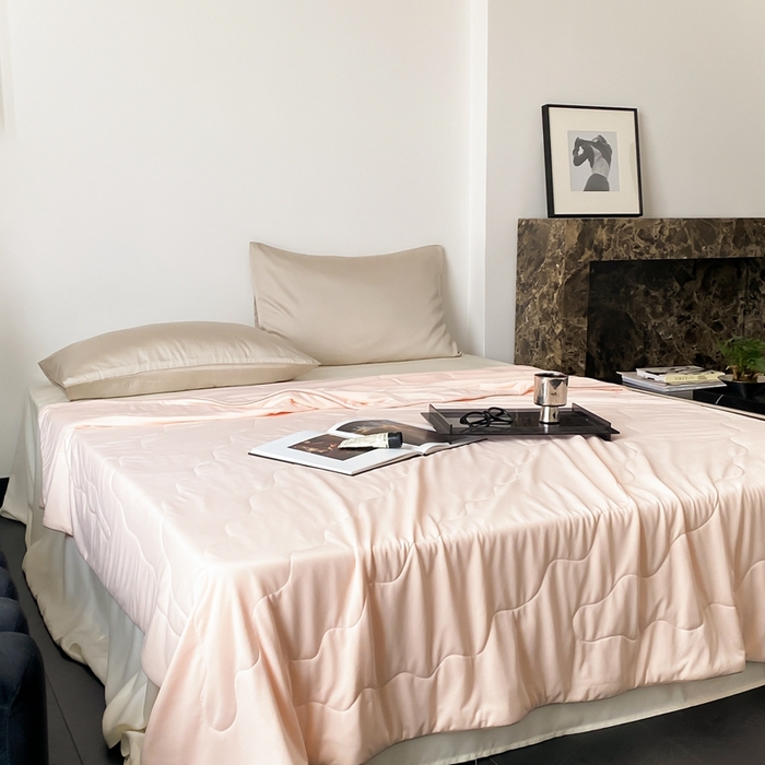 91家纺网 家纺一手货源 找家纺 西西家居 2023新款纯色凉感丝夏被 冰桃粉