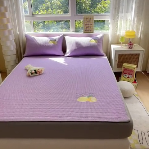 91家纺网 家纺一手货源 找家纺 鑫钰 2023新款凉感豆豆冰丝凉席 冰柠檬-华夫格紫（床笠款）