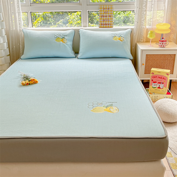 91家纺网 家纺一手货源 找家纺 鑫钰 2023新款凉感豆豆冰丝凉席 冰柠檬-华夫格蓝（床笠款）