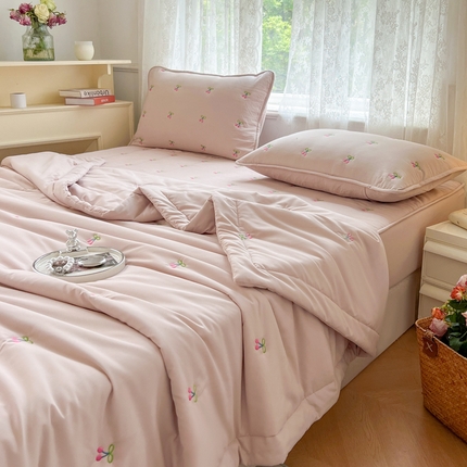 91家纺网 家纺一手货源 找家纺 （总）尊康家纺（原磊科） 2024新款亲肤奶昔棉刺绣夏被