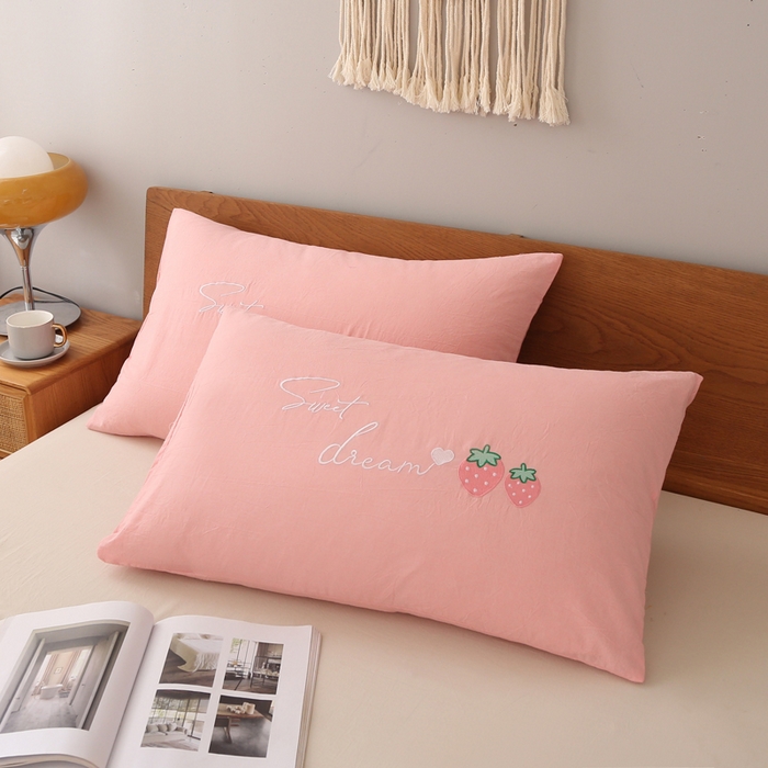 91家纺网 家纺一手货源 找家纺 锦绣万家  2023新款色织水洗棉绣花枕套 草莓