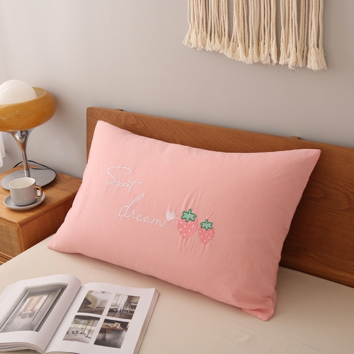 91家纺网 家纺一手货源 找家纺 锦绣万家  2023新款色织水洗棉绣花枕套 草莓