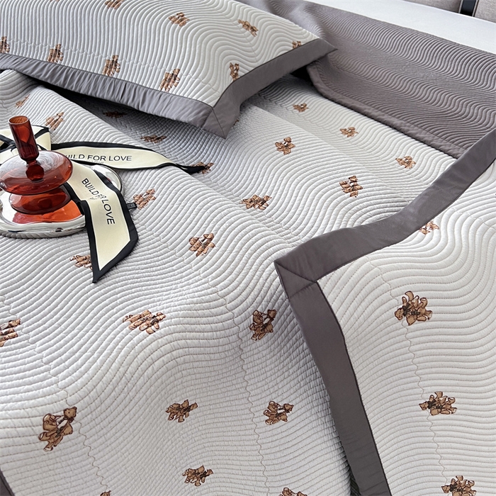 91家纺网 家纺一手货源 找家纺 汇庭 2023新款雅丝床盖三件套 波特小熊