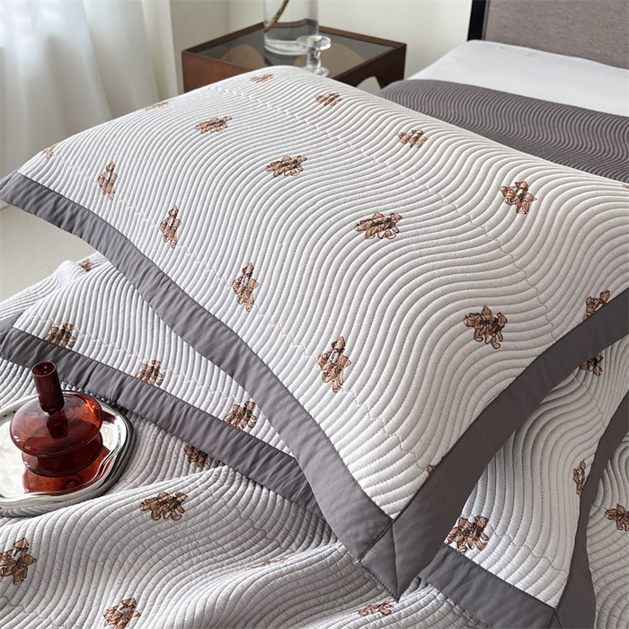 91家纺网 家纺一手货源 找家纺 汇庭 2023新款雅丝床盖三件套 波特小熊