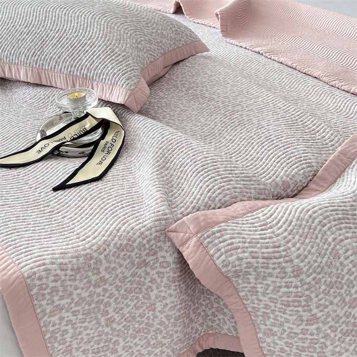 91家纺网 家纺一手货源 找家纺 汇庭 2023新款雅丝床盖三件套 豹纹粉