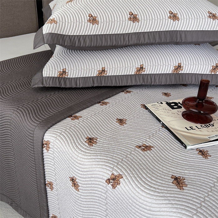 91家纺网 家纺一手货源 找家纺 汇庭 2023新款雅丝床盖三件套 波特小熊