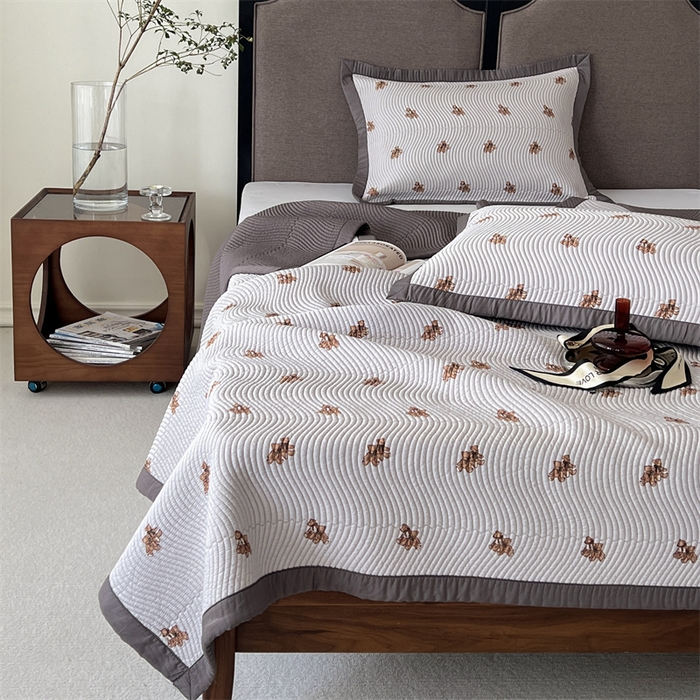 91家纺网 家纺一手货源 找家纺 汇庭 2023新款雅丝床盖三件套 波特小熊