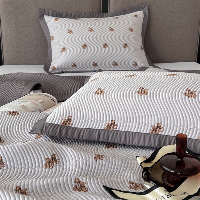 91家纺网 家纺一手货源 找家纺 汇庭 2023新款雅丝床盖三件套 波特小熊