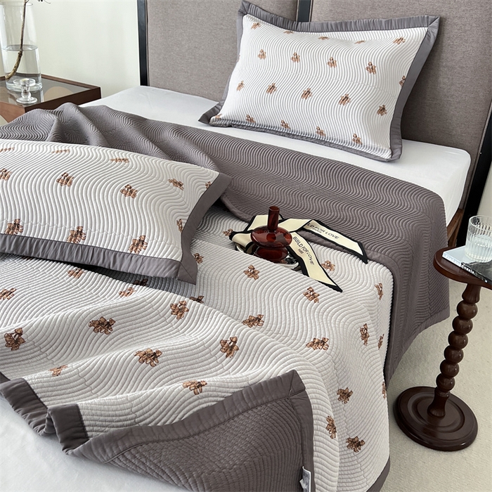 91家纺网 家纺一手货源 找家纺 汇庭 2023新款雅丝床盖三件套 波特小熊