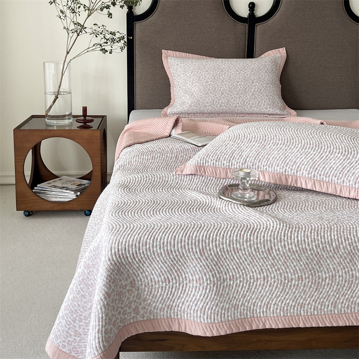 91家纺网 家纺一手货源 找家纺 汇庭 2023新款雅丝床盖三件套 豹纹粉