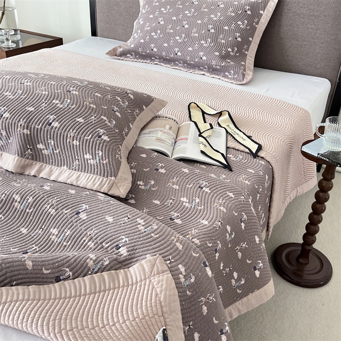 91家纺网 家纺一手货源 找家纺 汇庭 2023新款雅丝床盖三件套 梦游小兔