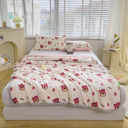 91家纺网 家纺一手货源 找家纺 八方汇 2023新款针织安抚卡通豆豆夏凉被风格一 草莓小熊