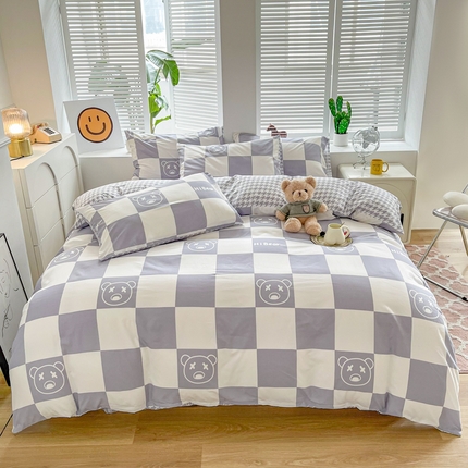 91家纺网 家纺一手货源 找家纺 维娜斯 2023年新款亲肤棉水洗棉印花四件套 棋盘熊-灰