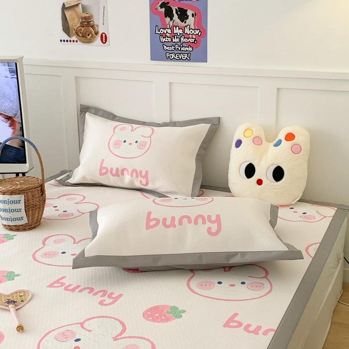 91家纺网 家纺一手货源 找家纺 昔可 2023新款凉感海洋丝针织软席三件套 草莓啵啵兔