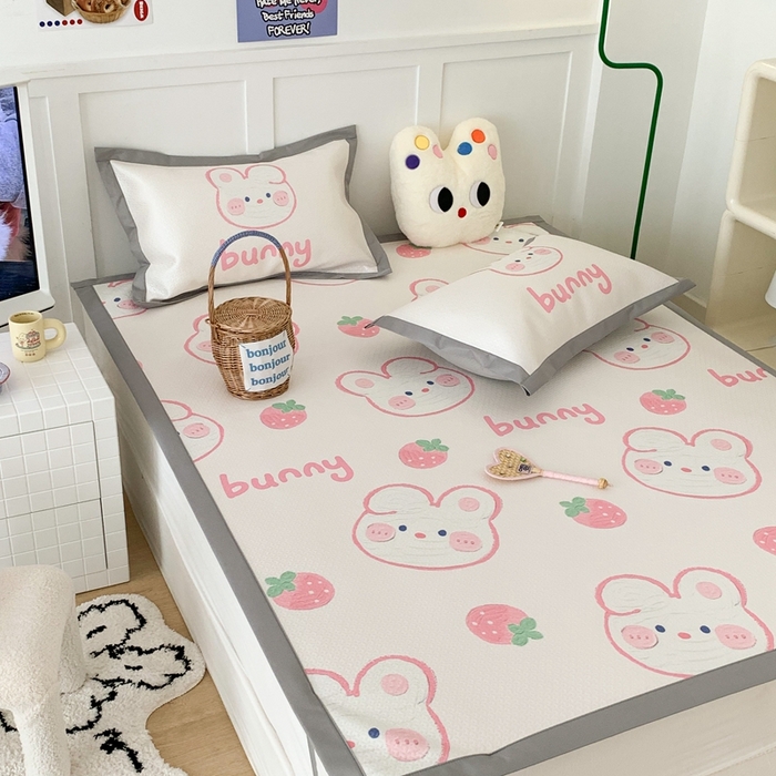 91家纺网 家纺一手货源 找家纺 昔可 2023新款凉感海洋丝针织软席三件套 草莓啵啵兔