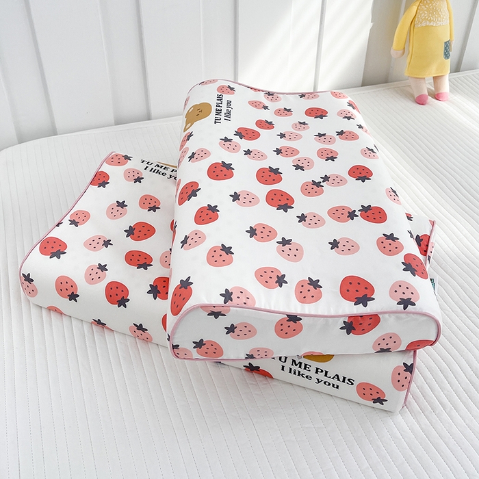 91家纺网 家纺一手货源 找家纺 良佐生活  2023新款A类60支全棉贡缎乳胶枕枕套 草莓满满