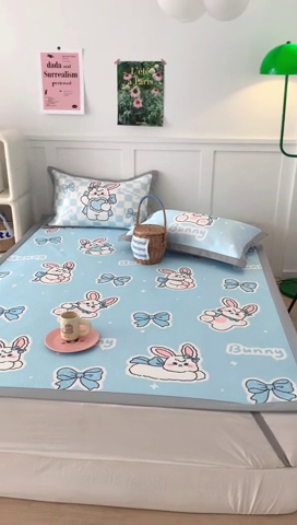 91家纺网 家纺一手货源 找家纺 昔可 2023新款凉感海洋丝针织软席三件套 蓝色蝴蝶结兔