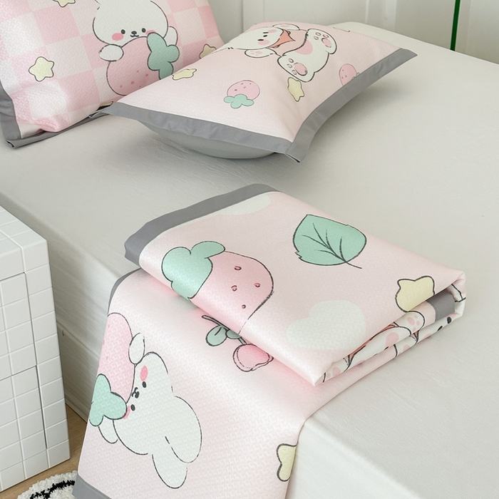 91家纺网 家纺一手货源 找家纺 昔可 2023新款凉感海洋丝针织软席三件套 草莓萌兔