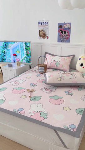 91家纺网 家纺一手货源 找家纺 昔可 2023新款凉感海洋丝针织软席三件套 草莓萌兔