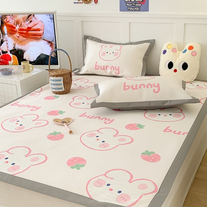 91家纺网 家纺一手货源 找家纺 昔可 2023新款凉感海洋丝针织软席三件套 草莓啵啵兔