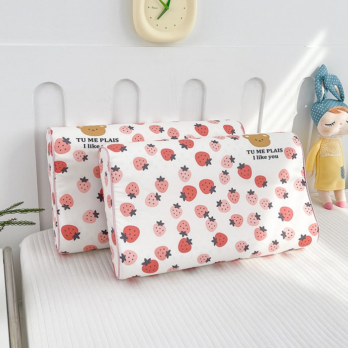 91家纺网 家纺一手货源 找家纺 良佐生活  2023新款A类60支全棉贡缎乳胶枕枕套 草莓满满