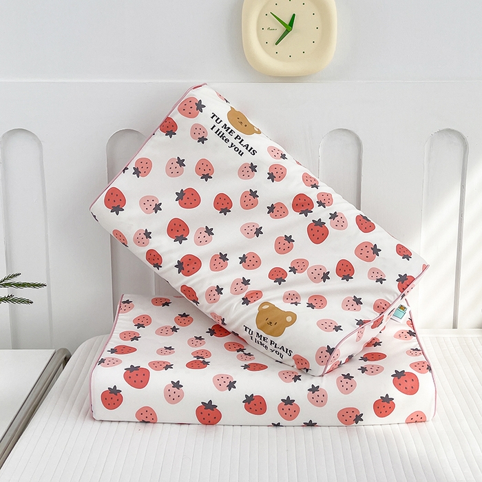 91家纺网 家纺一手货源 找家纺 良佐生活  2023新款A类60支全棉贡缎乳胶枕枕套 草莓满满