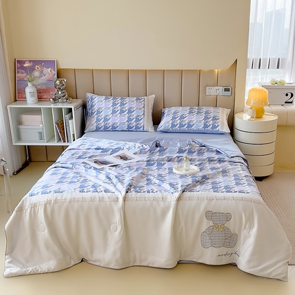 91家纺网 家纺一手货源 找家纺 芃成2023新款水洗真丝夏被四件套-刺绣小熊 熊出没-蓝