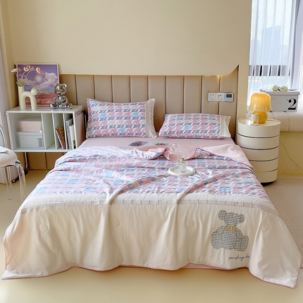 91家纺网 家纺一手货源 找家纺 芃成2023新款水洗真丝夏被四件套-刺绣小熊 熊出没-粉