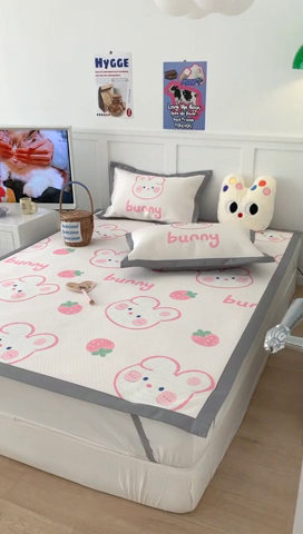 91家纺网 家纺一手货源 找家纺 昔可 2023新款凉感海洋丝针织软席三件套 草莓啵啵兔