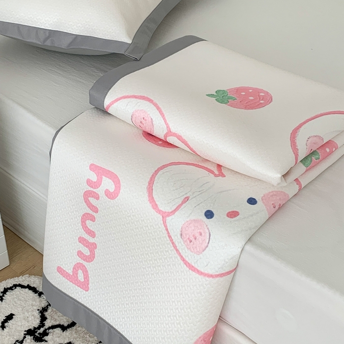 91家纺网 家纺一手货源 找家纺 昔可 2023新款凉感海洋丝针织软席三件套 草莓啵啵兔