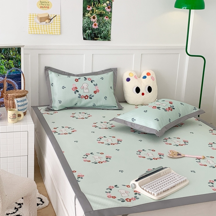 91家纺网 家纺一手货源 找家纺 昔可 2023新款凉感海洋丝针织软席三件套 绿色花环兔