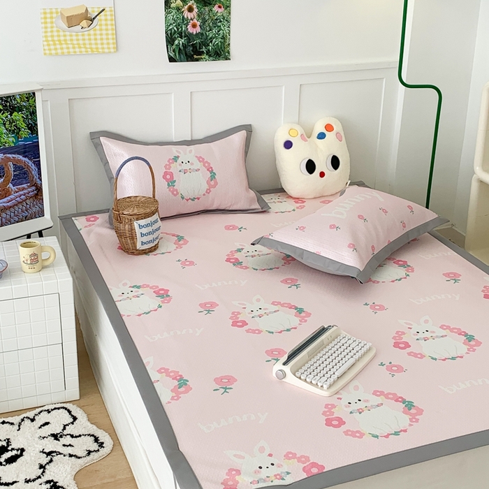 91家纺网 家纺一手货源 找家纺 昔可 2023新款凉感海洋丝针织软席三件套 粉色花环兔